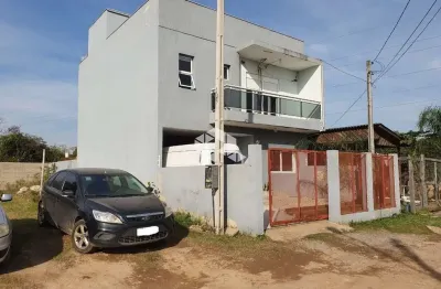 Amplo sobrado novo com 03 dormitórios, sendo 01 suíte c/ sacada.