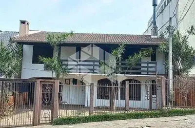 Casa estilo retrô à venda na mário totta com 5 quartos, suíte, pátio, lareira e churrasqueira.