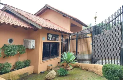 Casa em condomínio na zona sul de porto alegre com 3 dormitórios e 2 vagas de garagem