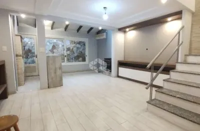 Bela casa em condomínio com três quartos sendo duas suítes