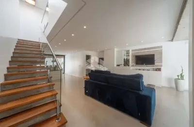 Casa de 03 dormitórios com suítes e piscina em ipanema
