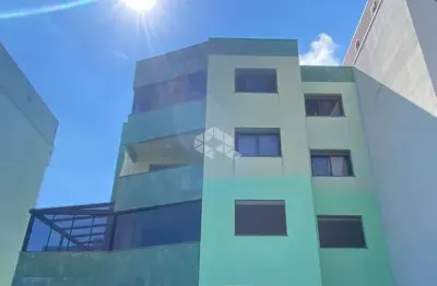 Apartamento com dois quartos, varanda com vista ampla, sala de estar, cozinha americana, área de serviço, banheiro  e duas vagas de garagem.