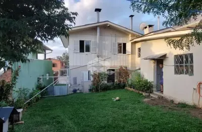 Vendo: casa de dois pisos, 135m2, terreno de 396m2, com duas moradias, cinco quartos, dois banheiros, duas cozinhas, duas áreas de serviço,.