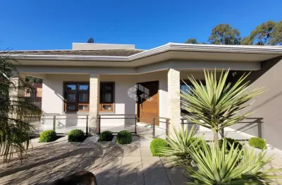 Excelente casa com 03 dormitórios sendo 01 suíte, piscina e 04 vagas de garagem
