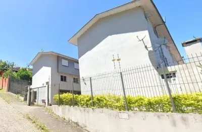Sobrado triplex com  02 dormitórios e duas vagas cobertas no  bairro charqueadas em caxias do sul .