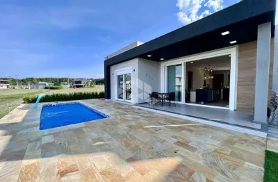 Casa mobiliada, plana, 03 suítes no Condomínio Costa Serena em Capão da Canoa