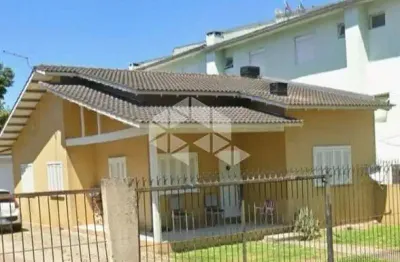 Casa à venda com excelente distribuição de espaços, três dormitórios e dois banheiros no Bairro Charqueadas em Caxias do Sul/RS.
