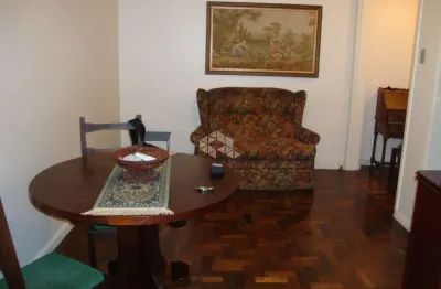 Amplo apartamento 02 quartos mobiliado com sacada e box escriturado no centro histórico