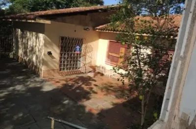 2 casas no mesmo páteo  com 3 quartos cada. bairro partenon.