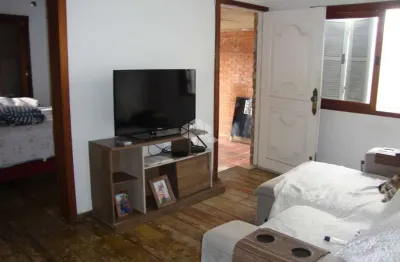 Ampla  casa 03 dormitórios com 04 vagas garagem no bairro santa maria goretti em porto alegre