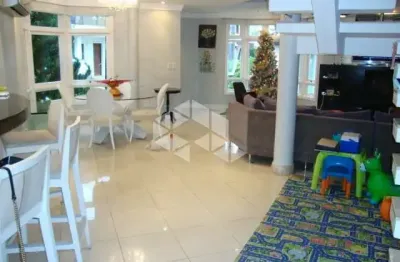 Casa em condomínio 04 suites, 207m² privativos com duas vagas lado a lado