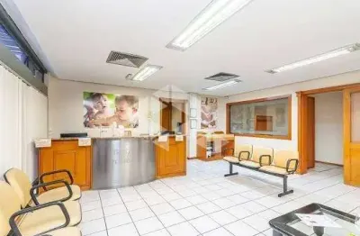 O  prédio inteiro tem 941m² privativos com quatro andares e dez vagas garagem próximo ao bourbon