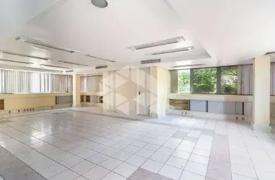 0  prédio tem 941m² privativos com quatro andares e dez vagas garagem próximo ao bourbon