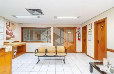 Todo o  prédio tem 941m² privativos com quatro andares e dez vagas garagem próximo ao bourbon