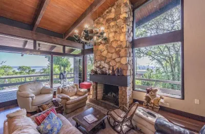 Linda casa de 06 dormitórios(quatro suítes), com 700m² privativos, piscina e com vista do guaíba