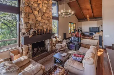 Bela casa de 06 dormitórios(quatro suítes), com 700m² privativos, piscina e com vista do guaíba