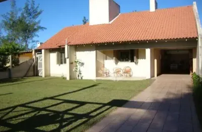 Bela casa de 03 dormitórios com 135m² privatios, lareira, dois banheiros, cinco vagas garagem