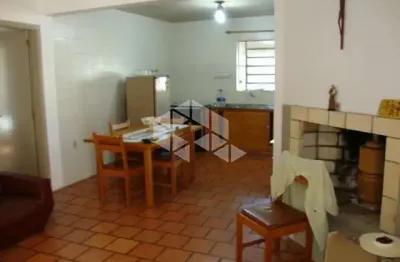 Linda casa de 03 dormitórios com 135m² privatios, lareira, dois banheiros, cinco vagas garagem