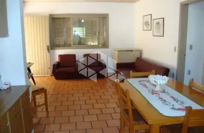 Bela e ampla casa de 03 dormitórios com 135m² privatios, lareira, dois banheiros, cinco vagas garagem