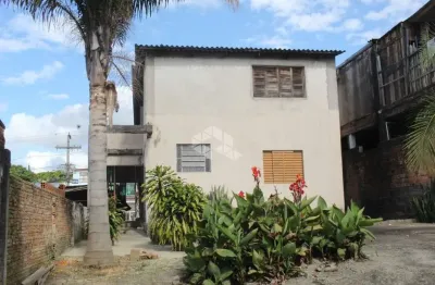Terreno com 11x55 tendo uma casa ampla. estrutura em alvenaria.