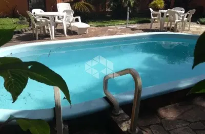 Belíssimo sobrado à venda de cinco dormitórios no bairro guarujá.