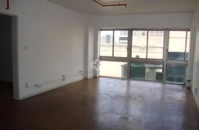 Sala comercial com 54,45 privativos em andar alto no centro histórico
