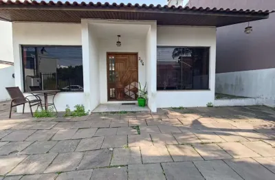 Casa 3 dormitórios, 2 banheiros, 4 vagas, quintal grande, aceita pet, lareira,  churrasqueira, ar condicionado
