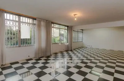 Clássico, imponente e no coração do moinhos de vento ? viva a tradição com muito espaço e elegância