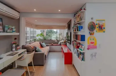 Aconchego, espaço e luz natural: apartamento com suíte e lareira em localização privilegiada