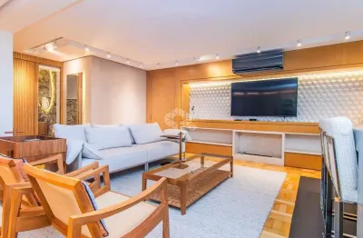 Apartamento à venda; mobiliado; com 127m² de área privativa; posição solar oeste/sul; 1 vaga vaga de garagem; no bairro menino deus, em porto alegre.