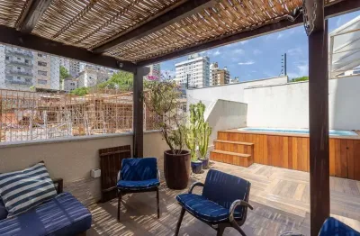 Garden exclusivo com piscina privativa e pergolado no coração do petrópolis