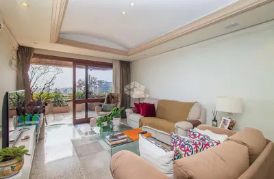 Uma cobertura com alma de casa ? ampla, verde e cheia de vida