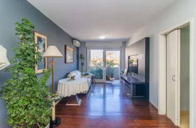 Reformado e semi mobiliado com 99m privativos, 2 quartos e 1 vaga no bairro petrópolis