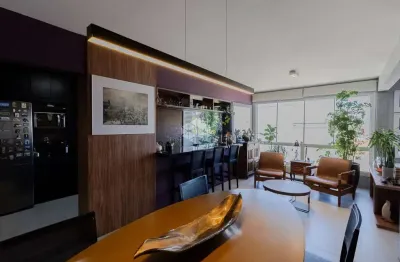 Apartamento espetacular reformado e assinado por renomado arquiteto, que transformou cada espaço em uma verdadeira obra de design contemporâneo.
