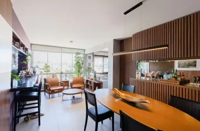 Apartamento espetacular reformado e assinado por renomado arquiteto, que transformou cada espaço em uma verdadeira obra de design contemporâneo.