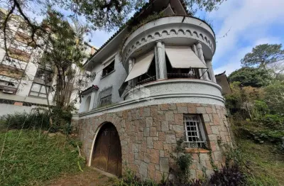 Casa de 400m² com 04 dormitórios e 05 vagas de garagem no bairro menino deus