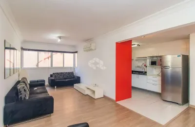 Semimobiliado com 2 quartos sendo 1 suíte e 2 vagas no bairro petrópolis!