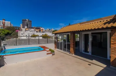 Cobertura no bairro auxiliadora, de frente, desocupada e com 235m² privativos bem distribuídos!