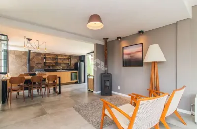 Encante-se com esta ampla cobertura de 2 dormitórios, localizada na melhor região do menino deus, próxima à rótula da érico veríssimo, com fácil acess