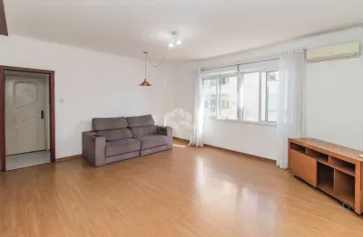 Amplo apartamento de 93m² e 3 dormitórios, localizado a poucos passos da redenção.