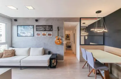 Apartamento reformado de 2 dormitórios, com suíte e 2 vagas, no passo da areia