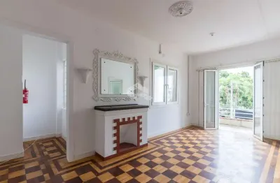 Casa/ sobrado com 614m²  com 4 dormitórios, 1 suíte com 2 vagas cobertas e edícula