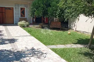 Casa de 03 dormitórios, 01 suíte , 05 vagas, com 154m² no bairro harmonia em canoas, com uma loja em frente do imóvel