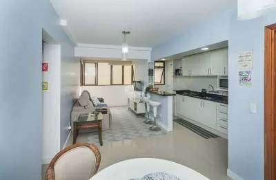 Excelente apartamento de 2 dormitórios com vaga escriturada na cidade baixa.