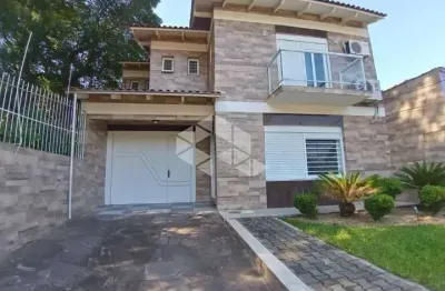 Sobrado com pátio imenso de 500m² 3 dormitórios e 4 vagas no teresópolis