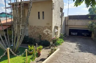 Casa de alvenaria com 3 quartos e 3 banheiros, piscina, sala de televisão,