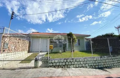 Casa com 3quartos1 suíte, edicula nos fundos, casa com garagem e 3 peças com banheiro.
