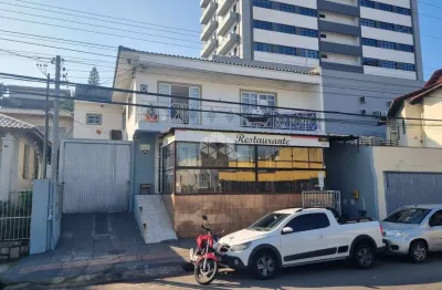 Casa com dois pavimentos em capoeiras, florianópolis-sc