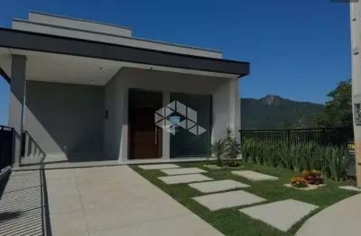 Casa em condominio fechado, 03 suítes, incluindo uma suíte master com closet e banheira