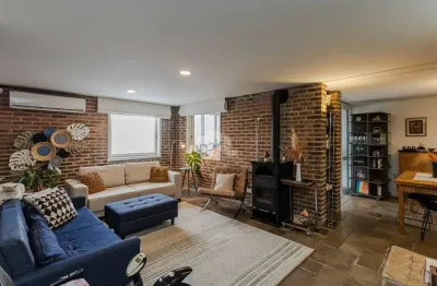 Casa com pátio, 3 quartos 4 vagas de garagem c/ 260m²